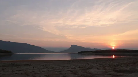 Flaming Gorge Time Lapse As Sun Sets Over Beautiful View Of Water Vídeo Stock 145829412