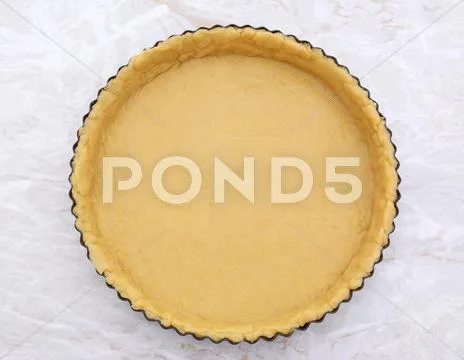 Flan tin lined with shortcrust pastry Stock Photos