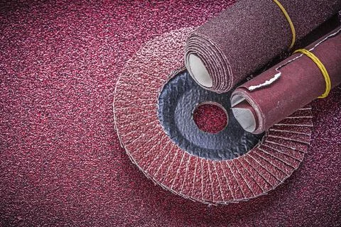 Flap disc made from rolled abrasive paper on an abrasive paper sheet Foto stock