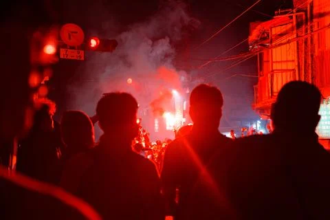 Flare Commander Seen Through Crowd at Shezi Earth God Yuanxiao Festival Fotos Stock