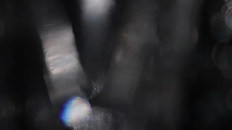 Flare of light leaks vertically from abstract crystal glass Vídeo Stock 318590620