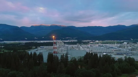 The flare tower at a natural gas processing facility in Kitimat, BC Stock Footage 317953731