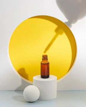 Fläschchen mit Öl oder Serum Glass cosmetic bottle with oil or serum for s. Stock Photos