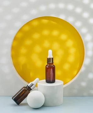 Fläschchen mit Öl oder Serum Glass cosmetic bottle with oil or serum for s. Stock Photos