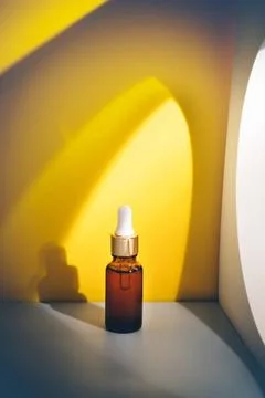 Fläschchen mit Öl oder Serum Glass cosmetic bottle with oil or serum for s. Stock Photos