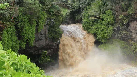 Flash flood on the Seven Sacred Pool Vídeo Stock 105894773