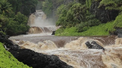 Flash flood on the Seven Sacred Pool Видео 109080419