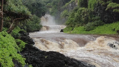 Flash flood on the Seven Sacred Pool Vídeo Stock 109080550
