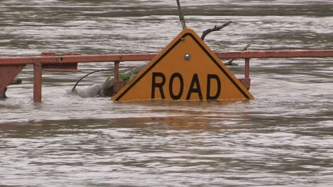 Flash floods after severe thunderstorms and heavy rain in St Jacobs Canada Vidéo 76987751