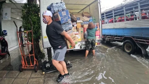 Flash floods hit bangkok in popular center areas Stock Footage 201584635