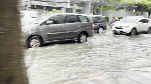 Flash floods hit bangkok in popular center areas Stock-Footage 201584652