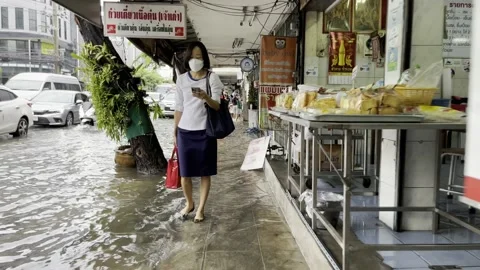 Flash floods hit bangkok in popular center areas Stock Footage 201584672