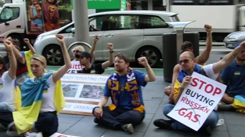 Flash Mob at German Consulate to protest Germany doing business with Russia Видео 179851121