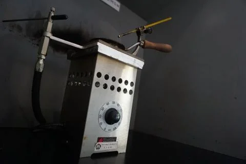 Flash Point COC ASTM D92 in a fuel laboratory Foto stock