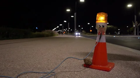 Flashing Amber Warning Light on Traffic Cone at Night Construction Site Vídeos de archivo 334949000