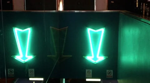 Flashing Arrow Signs 動画素材 8662489