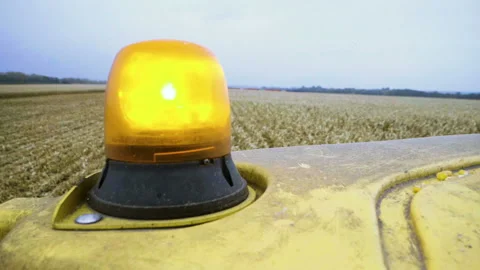 Flashing lights on the storage bin of combine harvesting corn. Slow motion. HD 库存影片 96599625