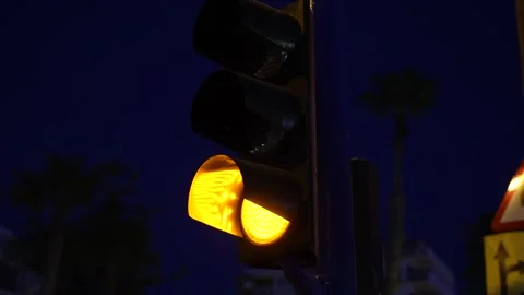 Flashing Yellow Traffic Light at Night in Urban Street 스톡 동영상 346926106