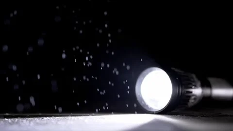 Flashlight Beam Illuminating Falling Dust Particles In Pitch Black Darkness 库存影片 330116091