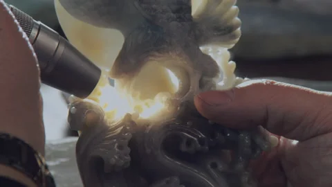 The flashlight illuminates the jade to check the impurities inside，China Stock Footage 140765100