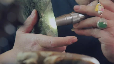 The flashlight illuminates the jade to check the impurities inside，China Stock Footage 140766018