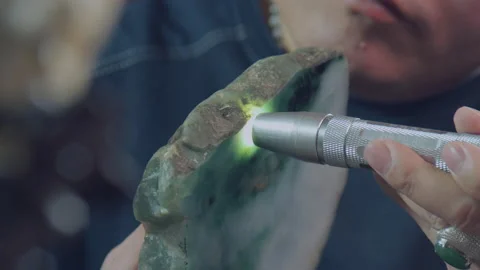 The flashlight illuminates the jade to check the impurities inside，China Stock Footage 140766184