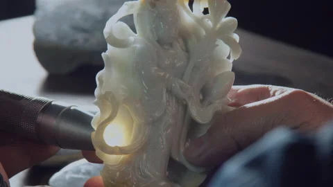 The flashlight illuminates the jade to check the impurities inside，China Stock Footage 140766545
