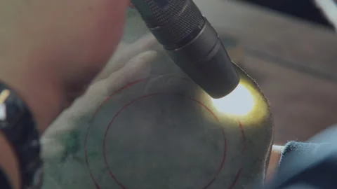 The flashlight illuminates the jade to check the impurities inside，China Stock Footage 140803768
