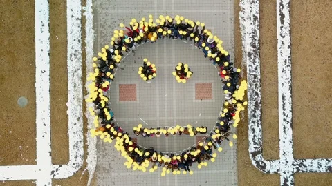 Flashmob with balloons. Sad smiley nachinit ulybatsya. Stock Footage 130002835