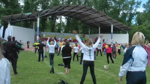 Flashmob. People and charging - 4 (slope) Fuzzy shooting Stock Footage 52433423