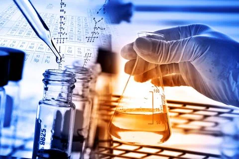 Flask in scientist hand with laboratory background Foto stock