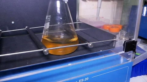 Flask in thermostat with shaker Video stock 84225784