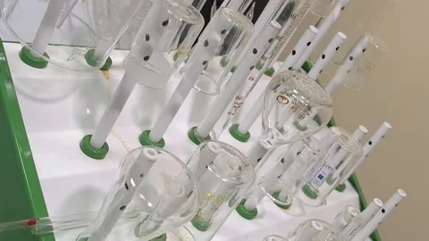 Flasks and test tubes panorama middle plan- 库存影片 147908182