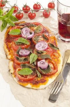 Flat bread pizza with tomato Foto stock