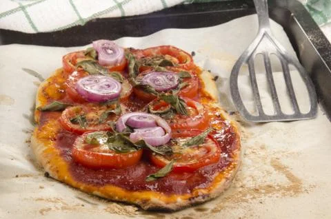 Flat bread pizza with tomato Foto stock