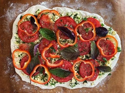 Flat bread with ricotta, tomatoes, bell peppers and herbs. Step by step. Step 1 Foto stock