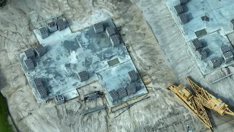 Flat concrete slab foundation bedding ready for house walls and roof Vidéo 256773835