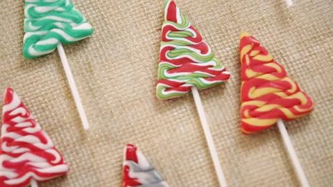 Flat design is showing tree-shaped swirl-patterned candy lollipops sitting on Foto stock