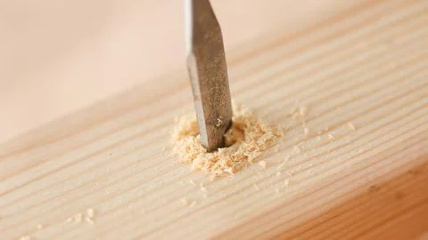 Flat drill bit make hole in wooden bar closeup Foto stock