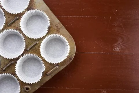 Flat lay above empty white cup cakes papers containers Stock Photos
