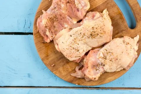 Flat lay above raw chicken drumsticks with spices ready for barbecue Foto stock