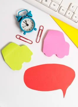 Flat lay above table with copy space on the bubble paper with clock and paper Foto stock