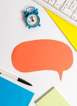 Flat lay above table with copy space on the bubble paper with clock and paper Foto stock