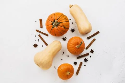Flat lay arrangement of various pumpkins, anise stars and cinnamon sticks on  Foto stock