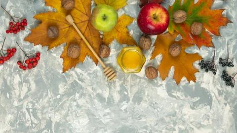 Flat lay autumn composition made of autumn leaves, acorn, honey and apples on Stock-Fotos
