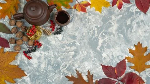 Flat lay autumn composition made of autumn leaves, ash berry and tea with hon Stock-Fotos