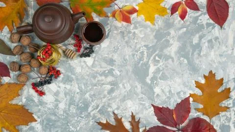 Flat lay autumn composition made of autumn leaves, ash berry and tea with hon Stock-Fotos