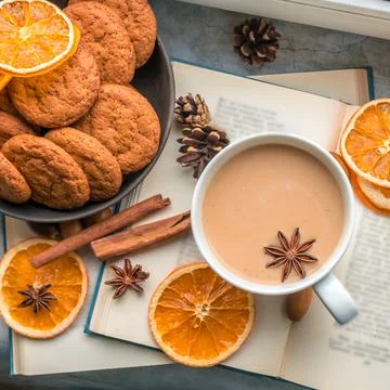 Flat lay with big cup of coffee, book and knitted blankets by the window Foto stock