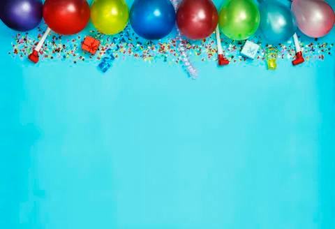 Flat Lay, Blue paper with streamers, gift boxes, balloons, bright confetti to Foto stock