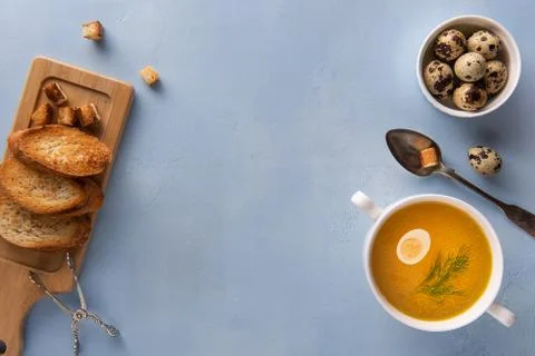 Flat lay with bouillon, bread, croutons and eggs Foto stock